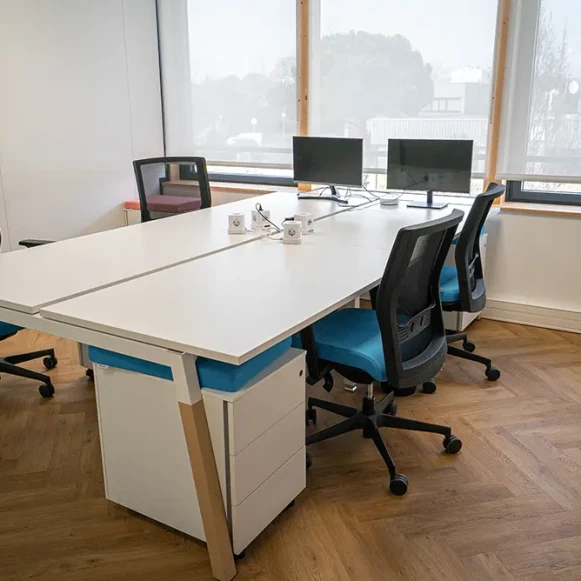 Bureau privé 18 m² 6 postes Coworking Avenue de Canteranne Pessac 33600 - photo 1