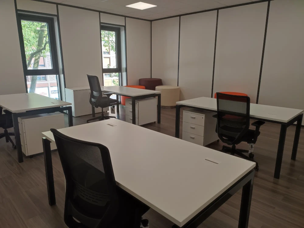 Open Space - 93130 - 4 postes - 250€