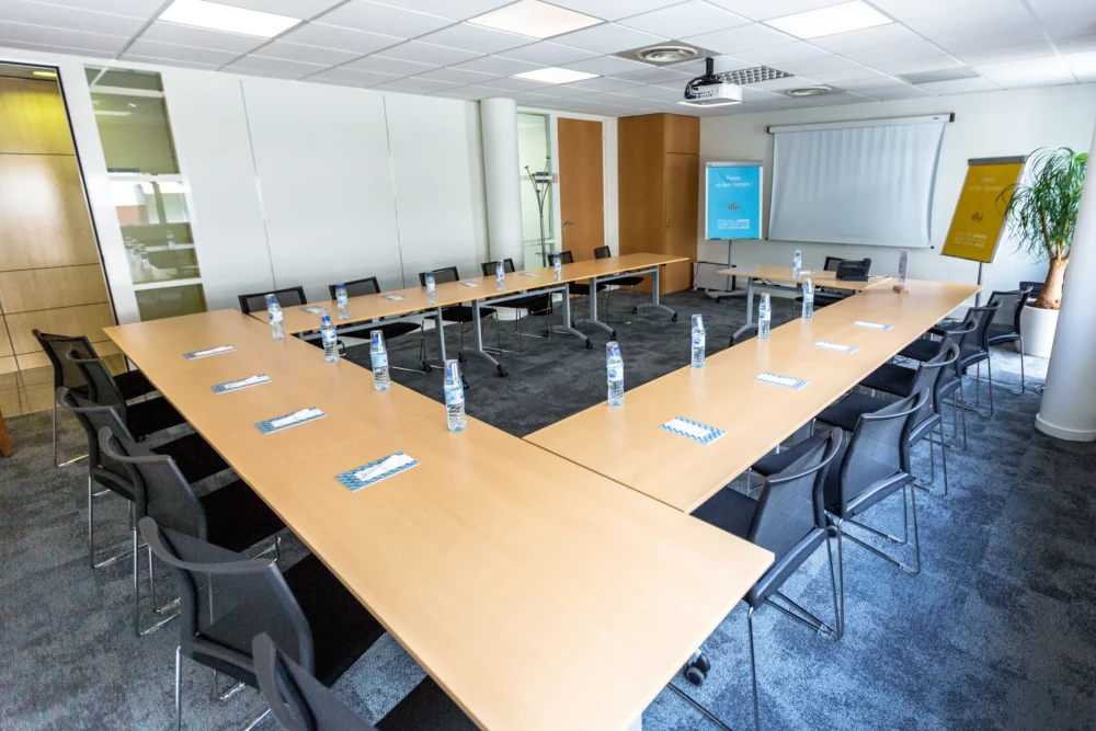 Open Space - 44000 - 5 postes - 240€