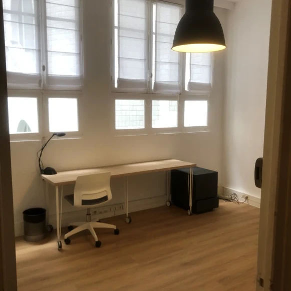 Bureau privé 15 m² 4 postes Coworking Avenue Bugeaud Paris 75016 - photo 3