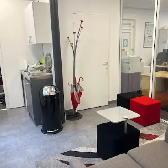 Bureau privé 10 m² 2 postes Coworking Rue Meslay Paris 75003 - photo 4