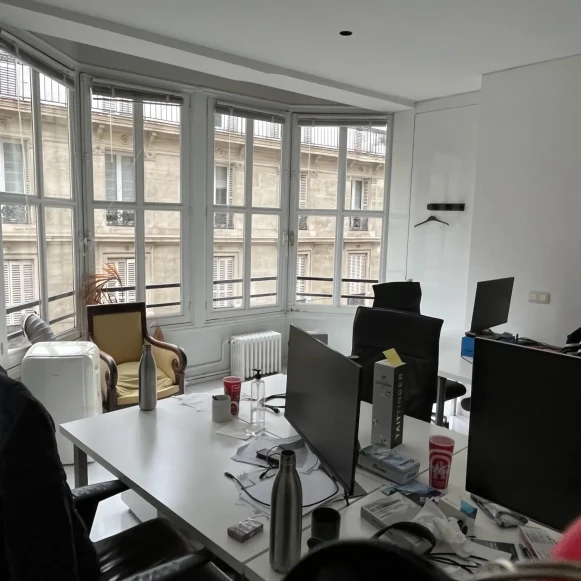 Bureau privé 24 m² 6 postes Coworking Rue Jean Mermoz Paris 75008 - photo 1