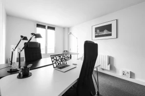 Bureau privé - 75004 - 2 postes - 990€