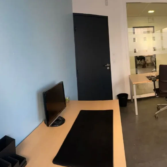 Bureau privé 13 m² 3 postes Coworking Rue Desseaux Rouen 76100 - photo 1