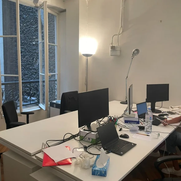 Bureau privé 24 m² 4 postes Coworking Rue Réaumur Paris 75003 - photo 2