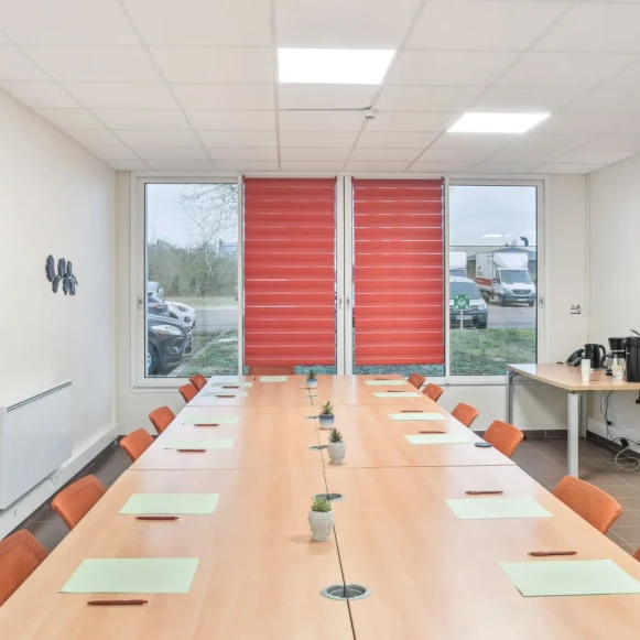 Bureau privé 18 m² 3 postes Coworking Rue Marc Verdier Pont-Sainte-Marie 10150 - photo 3