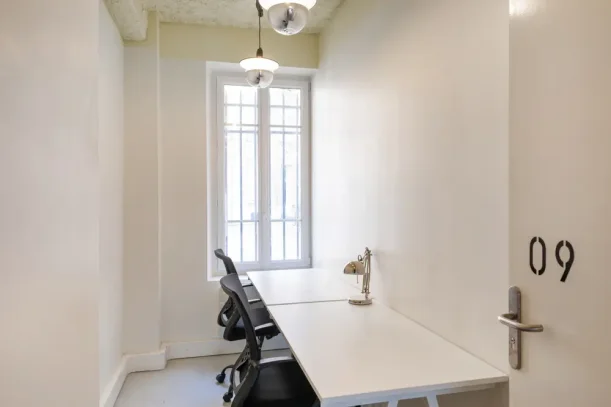 Bureau privé - 75018 - 3 postes - 990€
