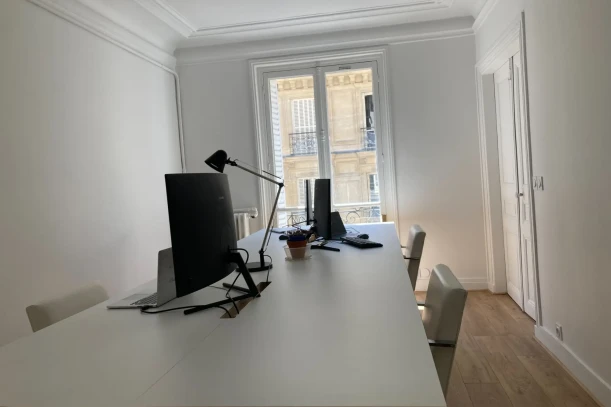 Open Space - 75008 - 1 poste - 400€