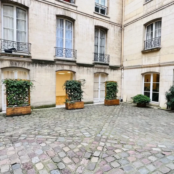 Espace indépendant 160 m² 26 postes Coworking Rue du Cloitre Notre-Dame Paris 75004 - photo 4