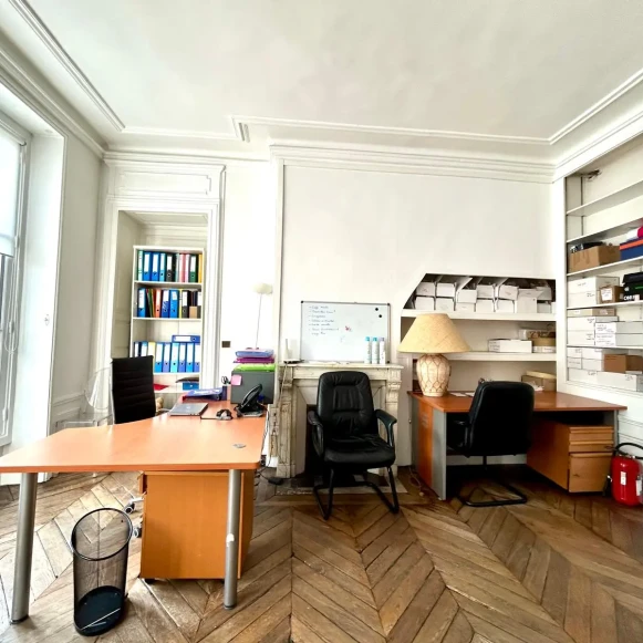 Bureau privé 24 m² 3 postes Coworking Rue Saint-Antoine Paris 75004 - photo 2