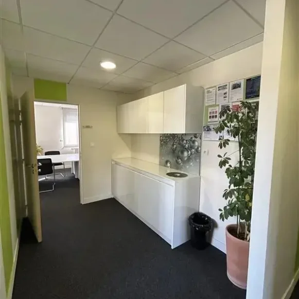 Bureau privé 15 m² 5 postes Coworking Rue du Pont de Paris Beauvais 60000 - photo 8