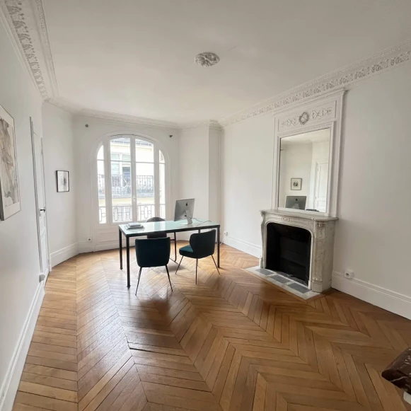 Bureau privé 22 m² 3 postes Location bureau Rue Séguier Paris 75006 - photo 1