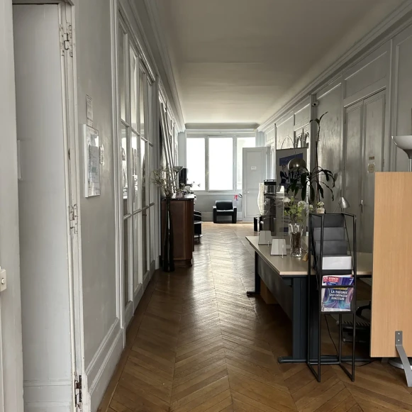 Bureau privé 46 m² 9 postes Location bureau Avenue Marceau Paris 75008 - photo 7