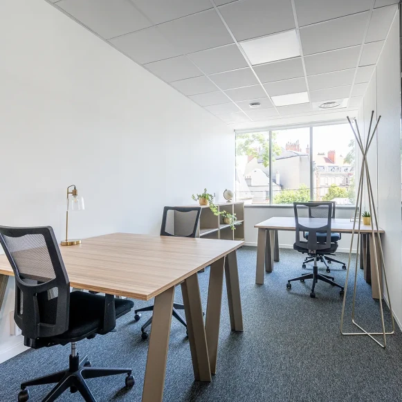 Bureau privé 15 m² 3 postes Coworking Rue Blaise Pascal Élancourt 78990 - photo 2