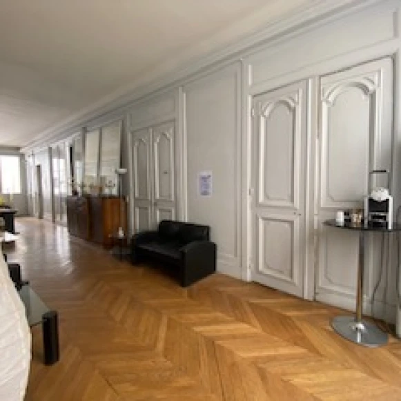Bureau privé 46 m² 9 postes Location bureau Avenue Marceau Paris 75008 - photo 9
