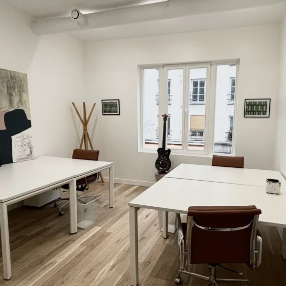 Bureau privé 20 m² 6 postes Location bureau Rue Bichat Paris 75010 - photo 1