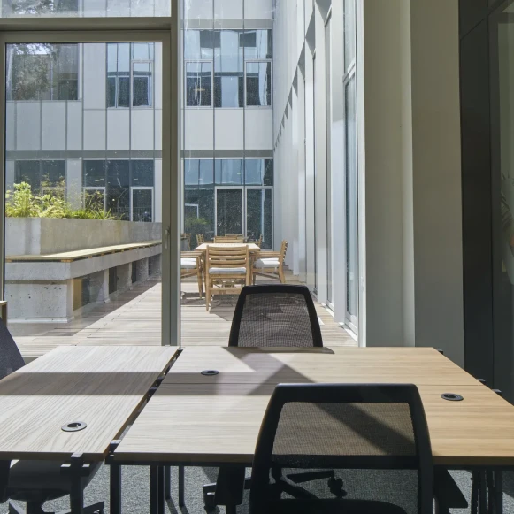 Bureau privé 10 m² 3 postes Coworking Rue d'Amiens Lille 59800 - photo 1