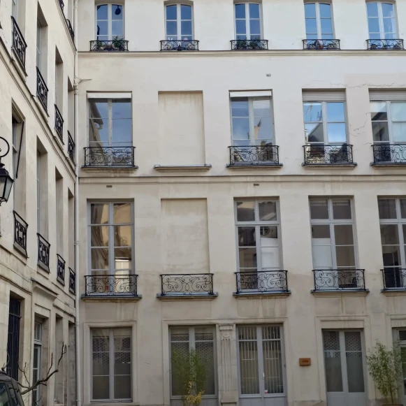 Espace indépendant 28 m² 3 postes Location bureau Rue de Birague Paris 75004 - photo 5