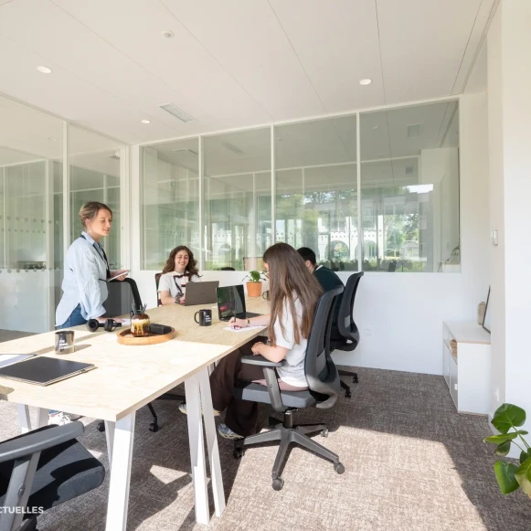 Bureau privé 16 m² 5 postes Location bureau Rue Stephenson Montigny-le-Bretonneux 78180 - photo 1