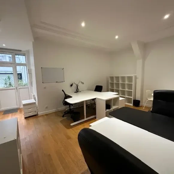 Bureau privé 26 m² 4 postes Coworking Rue des Perchamps Paris 75016 - photo 3