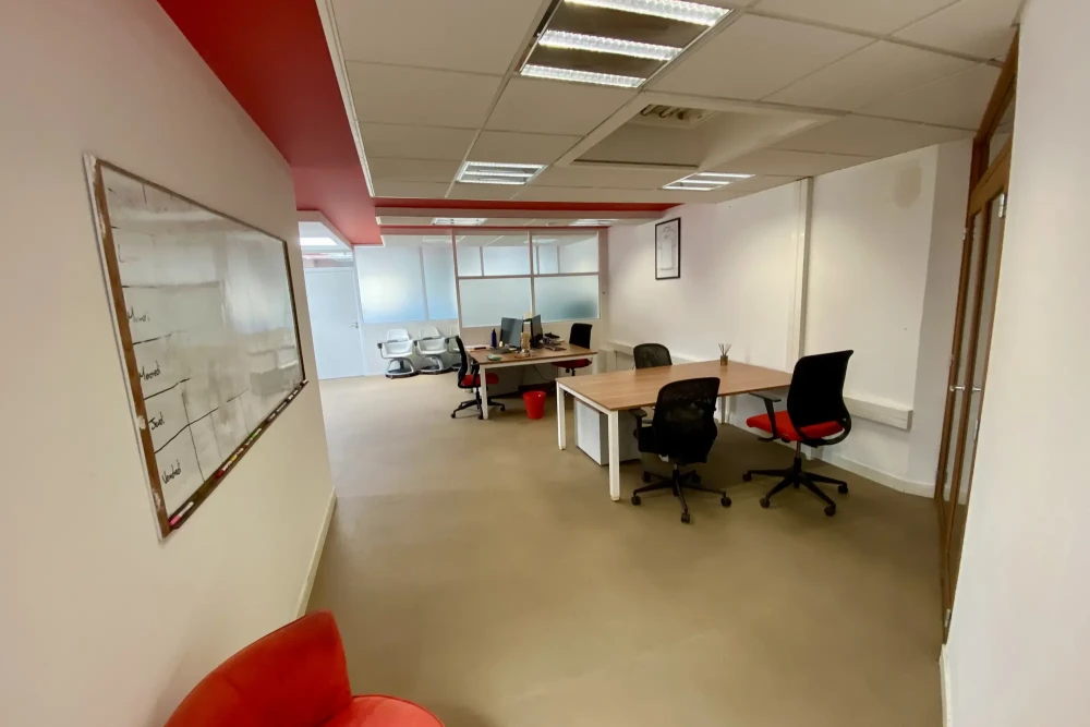 Open Space - 73000 - 8 postes - 250€
