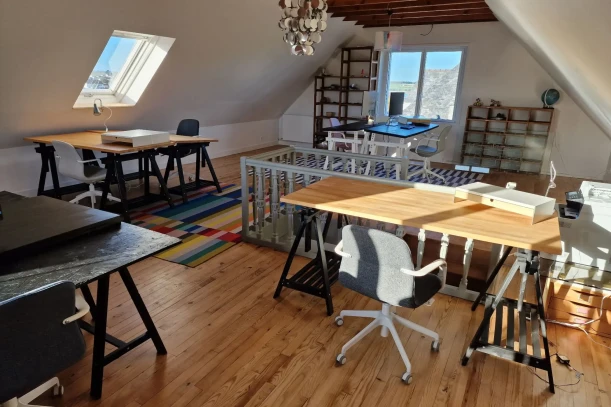 Open Space - 29660 - 7 postes - 350€