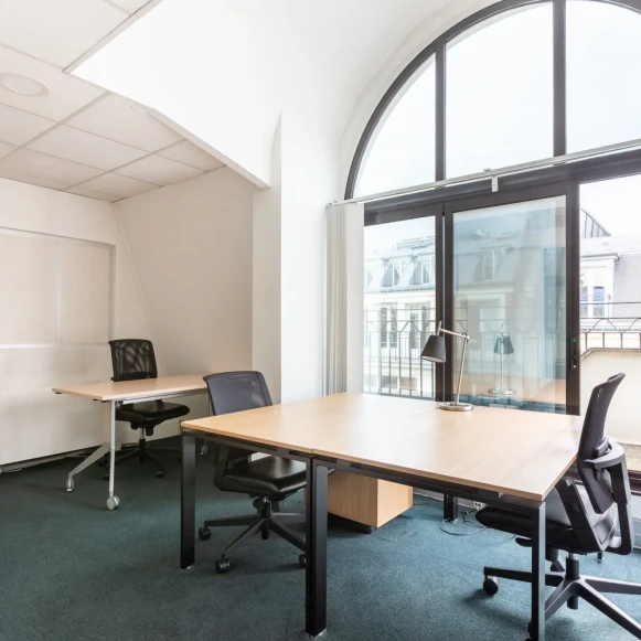 Bureau privé 14 m² 3 postes Coworking Rue des Petits Hôtels Paris 75010 - photo 3