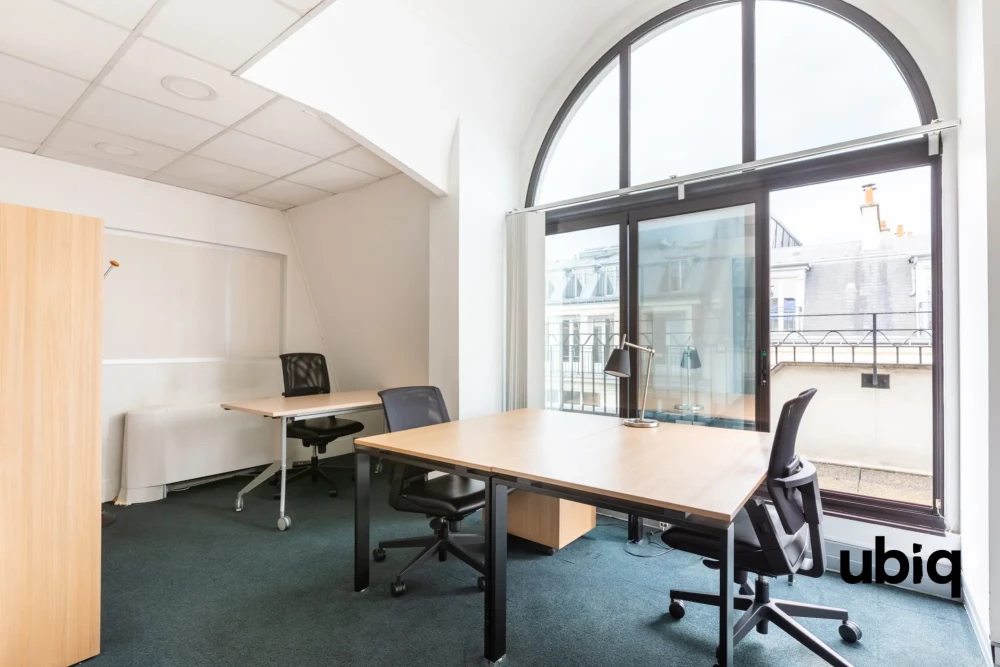 Bureau privé - 75010 - 3 postes - 2100€