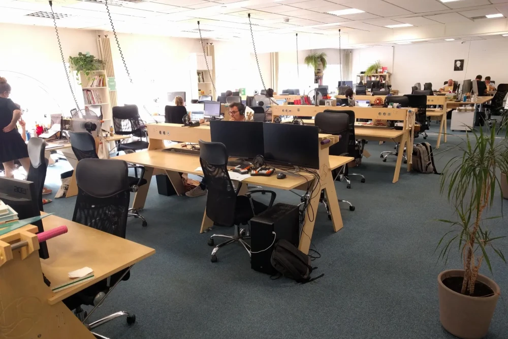 Open Space - 33000 - 72 postes - 300€