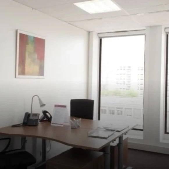 Bureau privé 12 m² 3 postes Coworking Avenue Ledru Rollin Paris 75012 - photo 1