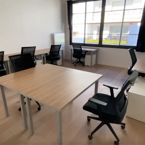 Bureau privé 25 m² 6 postes Location bureau Rue Fernand Belliard Bordeaux 33100 - photo 1