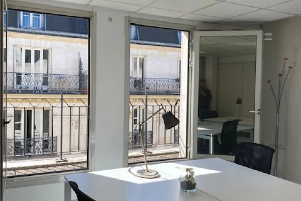 Bureau privé - 75010 - 3 postes - 2100€
