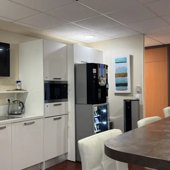 Bureau privé 10 m² 1 poste Coworking Avenue Neil Armstrong Mérignac 33700 - photo 6