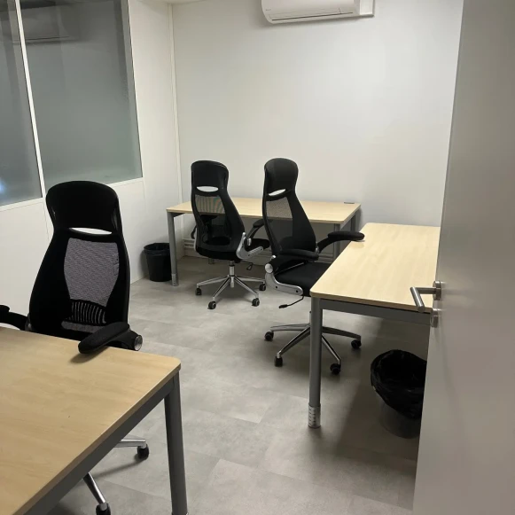 Bureau privé 13 m² 2 postes Location bureau Rue des Rondeaux Paris 75020 - photo 1