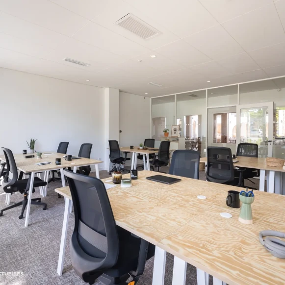 Open Space  12 postes Coworking Rue Stephenson Montigny-le-Bretonneux 78180 - photo 1