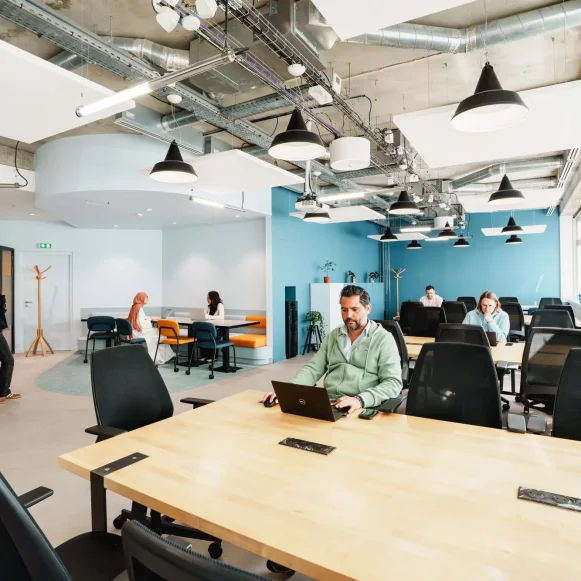 Bureau privé 14 m² 3 postes Coworking Rue Camille Desmoulins Issy-les-Moulineaux 92130 - photo 5
