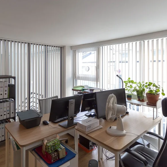 Bureau privé 14 m² 4 postes Coworking Rue Henri Chevreau Paris 75020 - photo 1