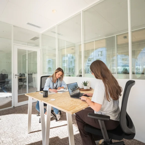 Bureau privé 10 m² 3 postes Coworking Rue Stephenson Montigny-le-Bretonneux 78180 - photo 1