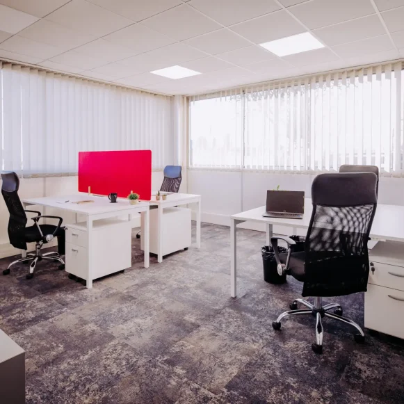 Bureau privé 22 m² 4 postes Location bureau Chemin de la Crabe Toulouse 31300 - photo 1