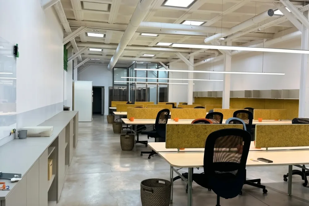 Espace indépendant - 75020 - 32 postes - 8300€