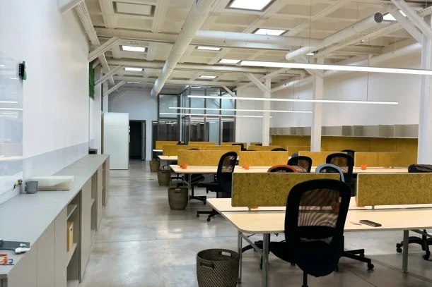 Espace indépendant - 75020 - 32 postes - 8300€