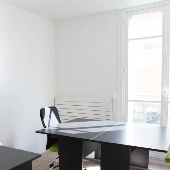 Bureau privé 15 m² 4 postes Coworking Rue Rabelais Montreuil 93100 - photo 1