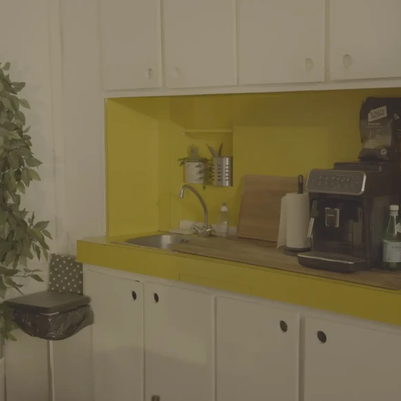 Espace indépendant 40 m² 5 postes Location bureau Rue Saint-Antoine Paris 75004 - photo 3