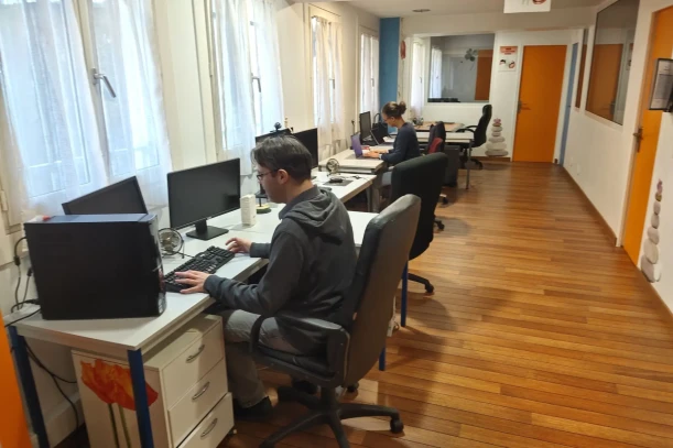 Open Space - 92800 - 4 postes - 100€