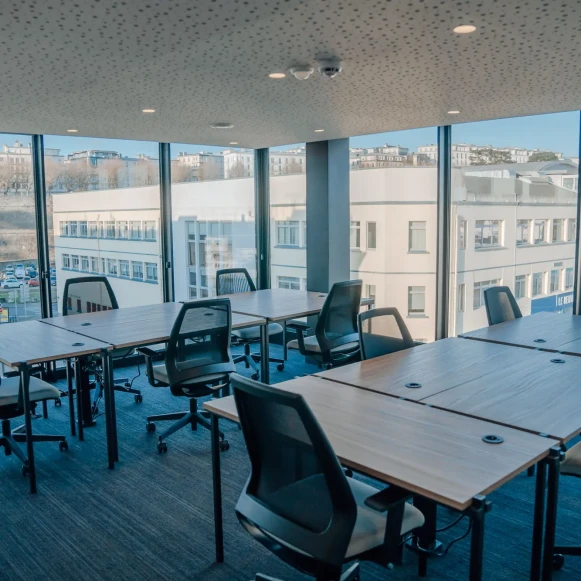 Bureau privé 31 m² 12 postes Coworking Rue Albert Rolland Brest 29200 - photo 1