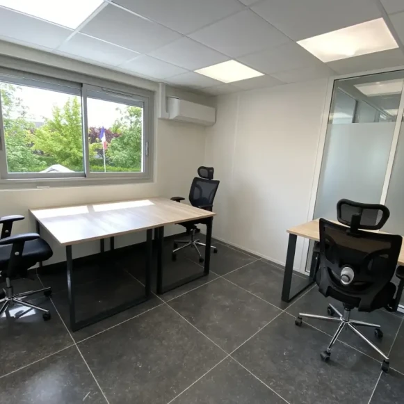 Bureau privé 12 m² 3 postes Location bureau Rue Claude Bernard Maurepas 78310 - photo 1