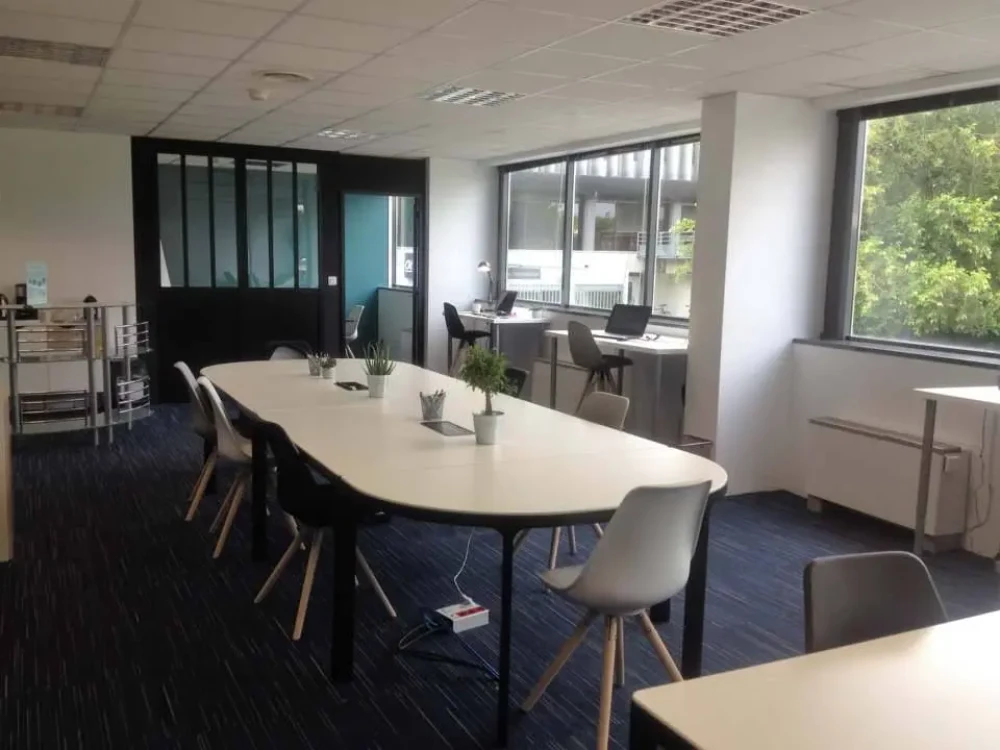 Open Space - 17100 - 15 postes - 300€