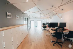 Open Space - 33000 - 16 postes - 250€