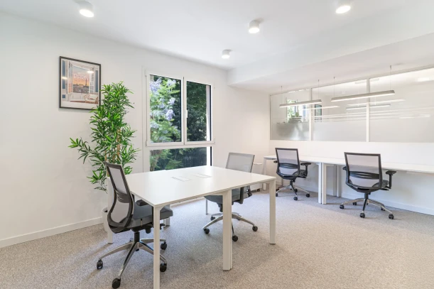 Bureau privé - 06000 - 4 postes - 1350€