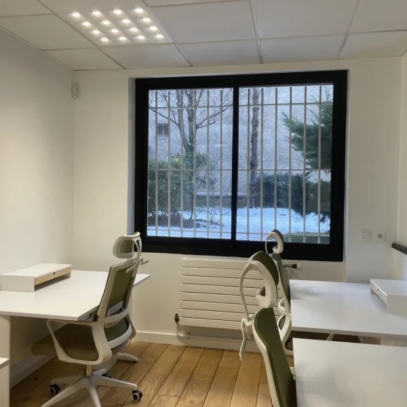 Bureau privé 15 m² 2 postes Location bureau Rue Guy Môquet Paris 75017 - photo 6